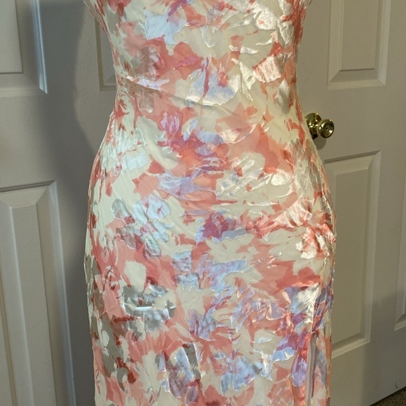 Astr Flowy Floral Dress Size Medium in Like New Condition - Picture 2 of 11